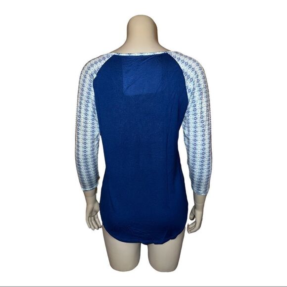 Vera Bradley Blue Daisy Tabitha Tee Pajama Lounge Shirt V-Neck Medium NWT - Picture 2 of 6